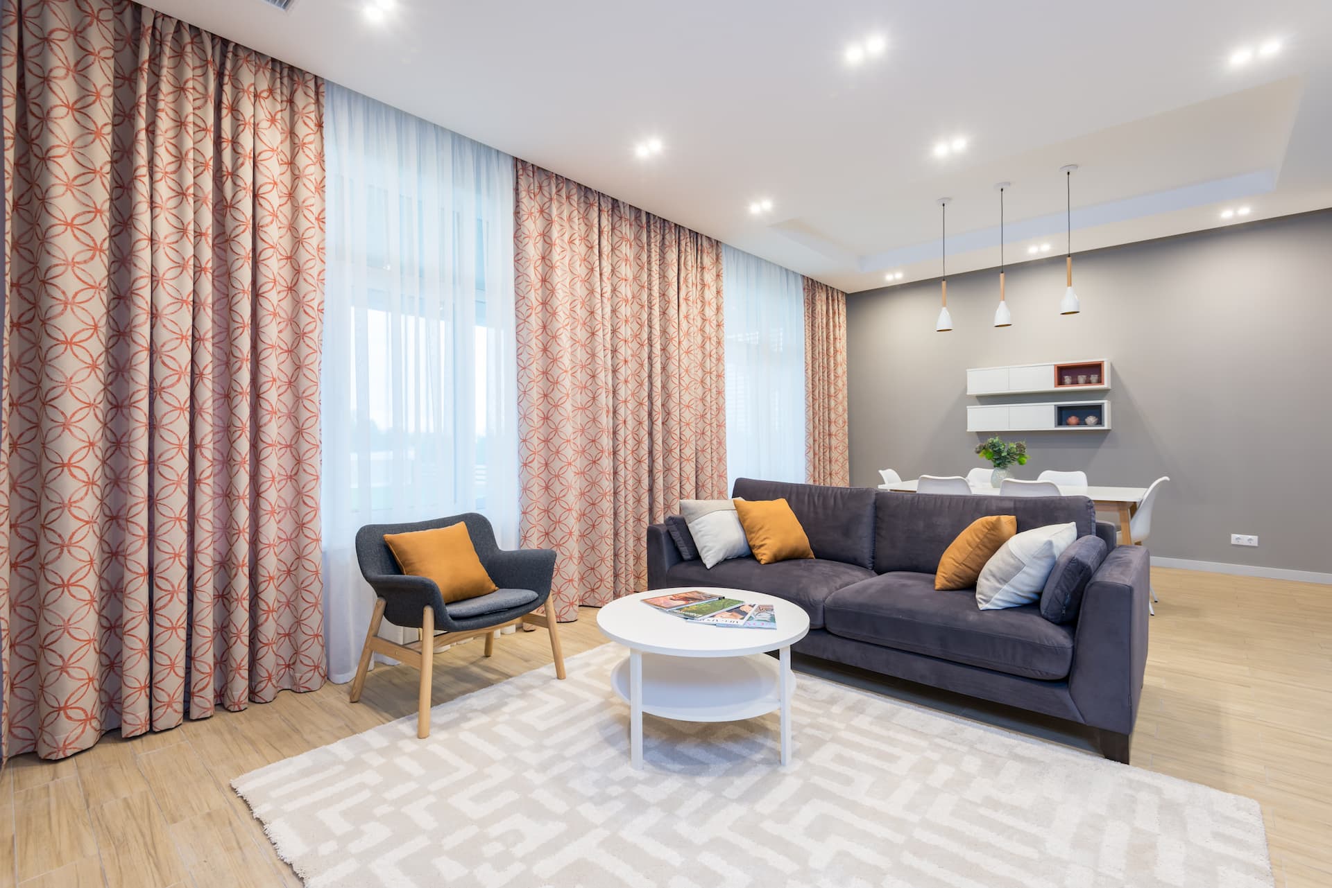 Salón de una vivienda con paredes de color gris.